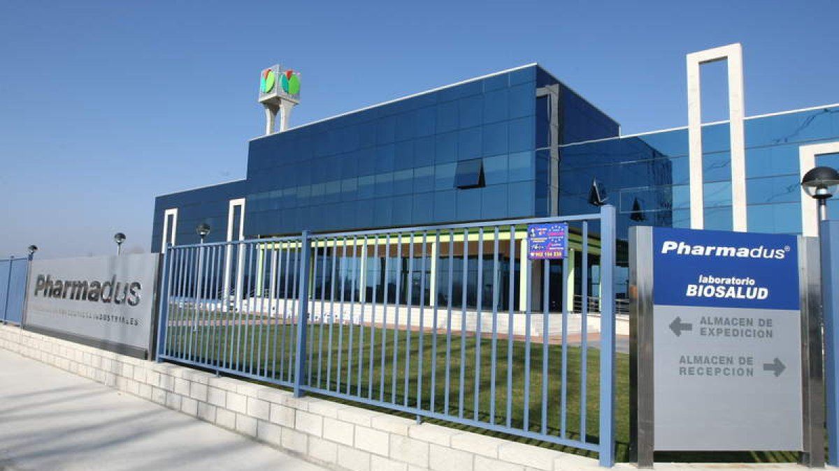 Exterior de la nave de Pharmadus, en Camponaraya.