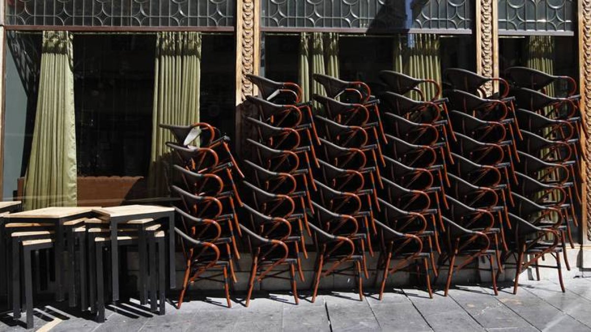 Imagen reciente de una terraza cerrada a la hora de comer en un establecimiento de copas.