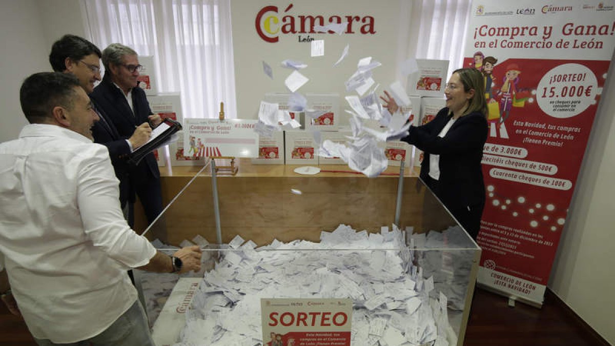 Un momento del sorteo celebrado en la Cámara de Comercio. FERNANDO OTERO
