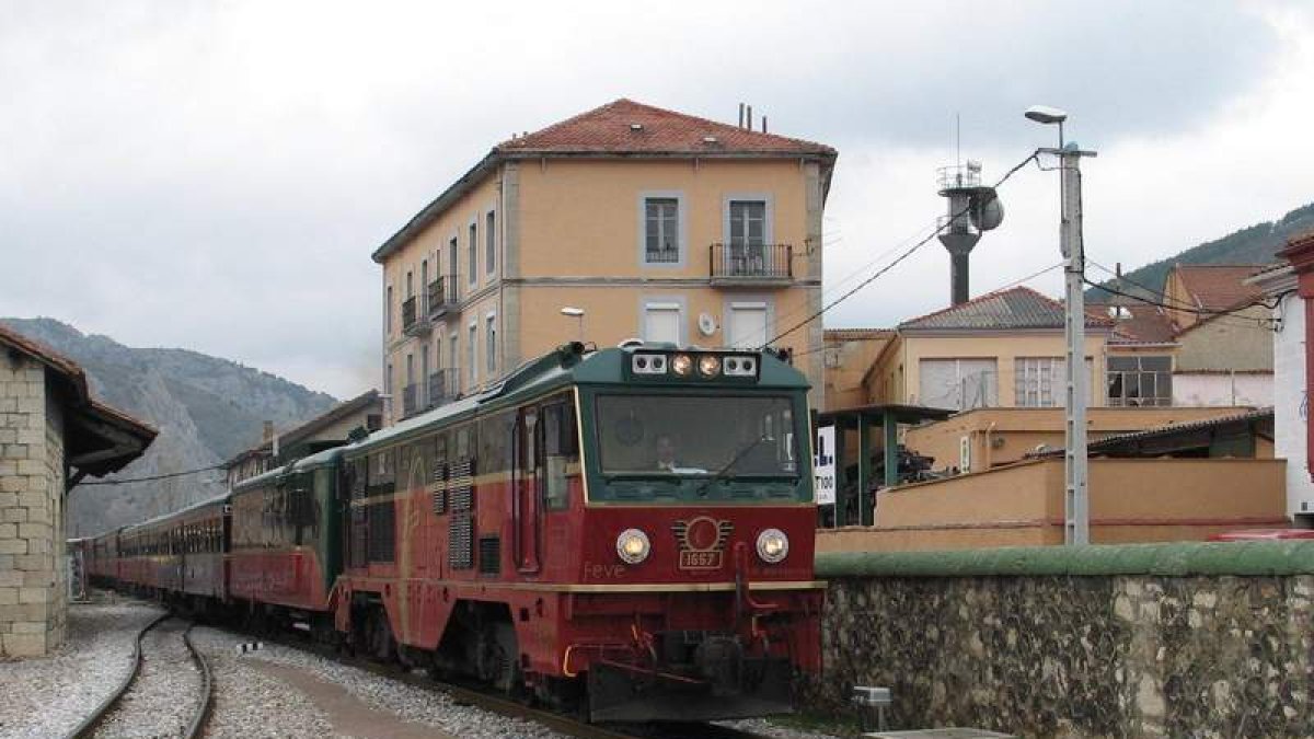 El Expreso de La Robla, a su paso por Cistierna, en una foto de archivo.