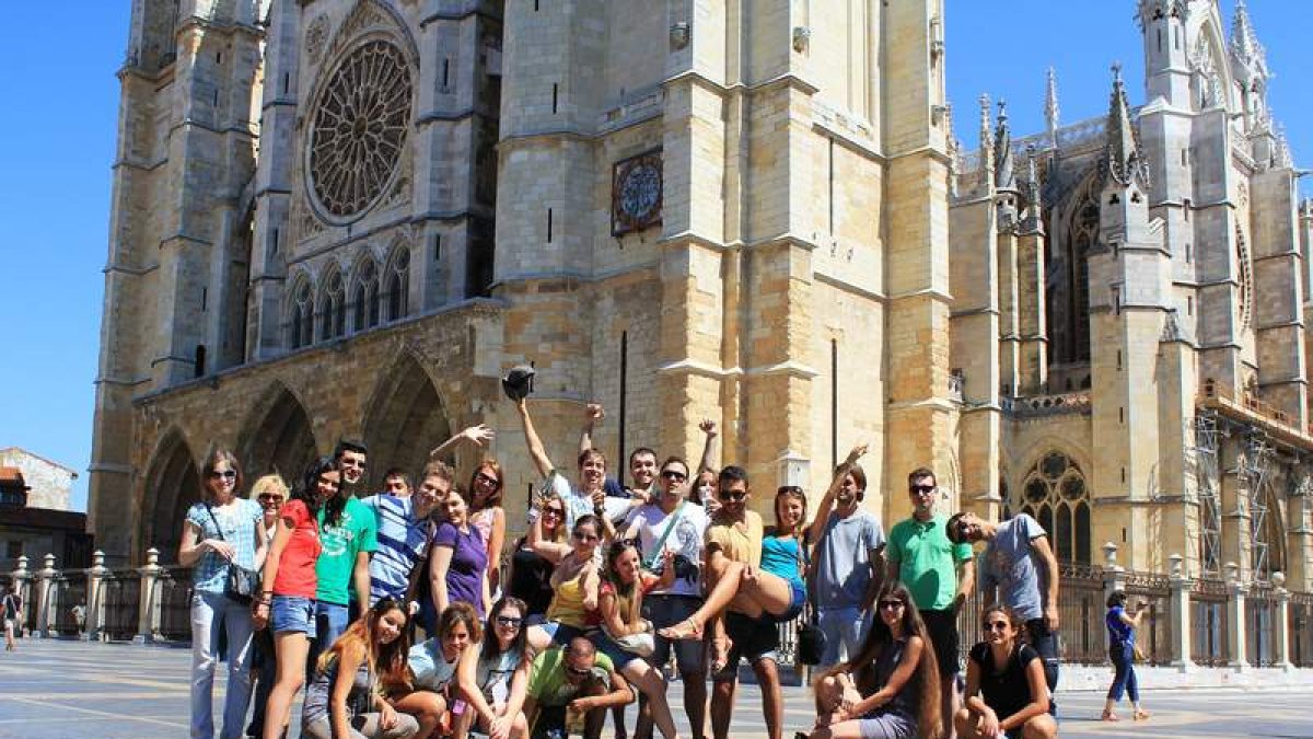 Todos los asistentes de la quedada posan frente a la Catedral de León después de realizar una visita al interior para ver las vidrieras.