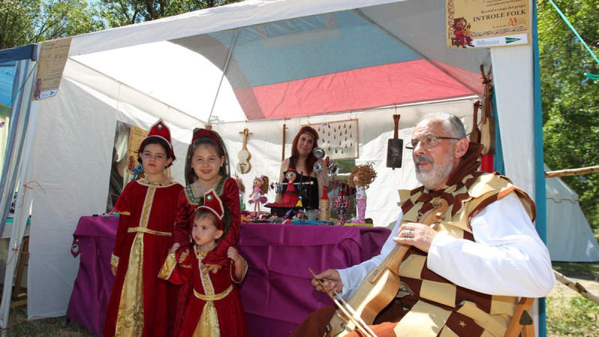 Vecinos y feriantes se ataviaron con trajes típicos para asistir a la feria que fue inaugurada por el alcalde roblano y por el vicepresidente de la Diputación.