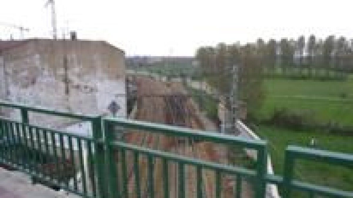 Las vías del tren a su paso por el terrenos de San Andrés del Rabanedo