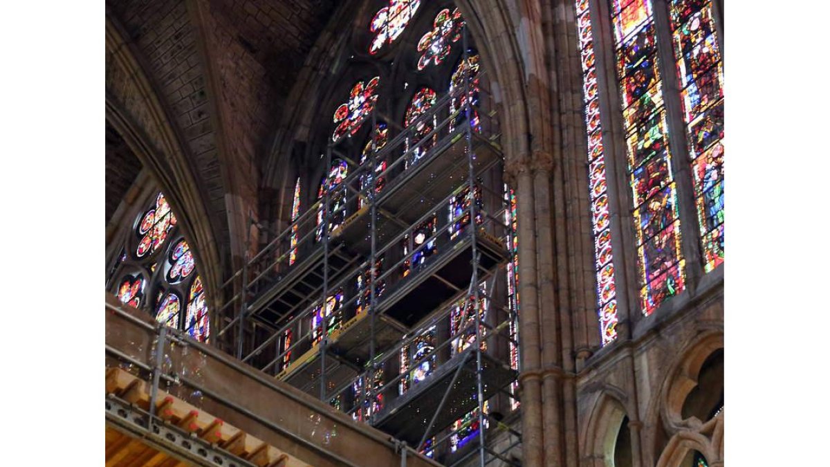 Imagen de la restauración de la vidriera XIII