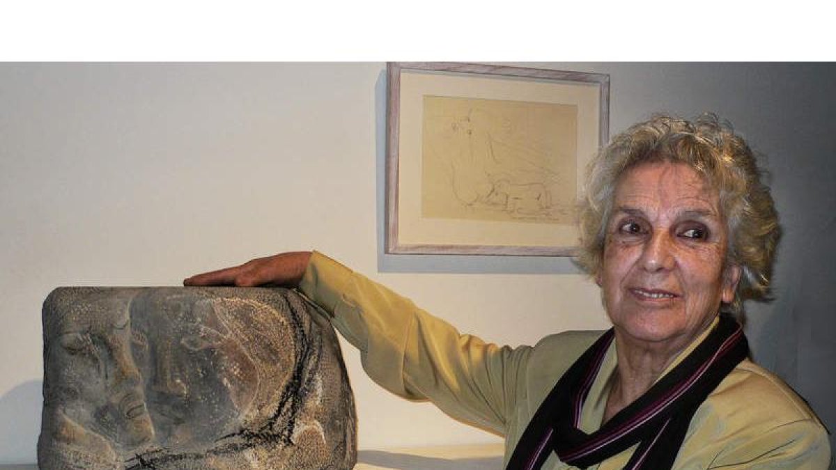 La artista astorgana Castorina Fe Francisco ante una de las obras que expone en la Fundación Cerezales.