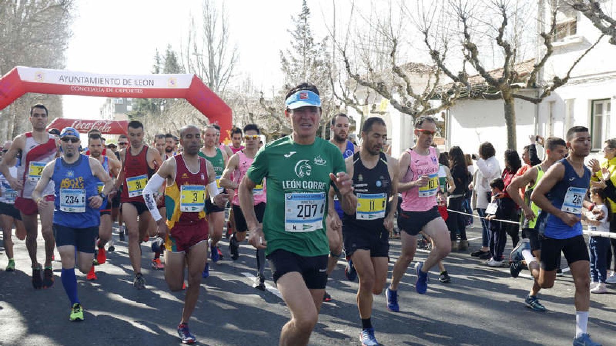 Corredores en la media maratón de León el pasado mes de marzo. FERNANDO OTERO