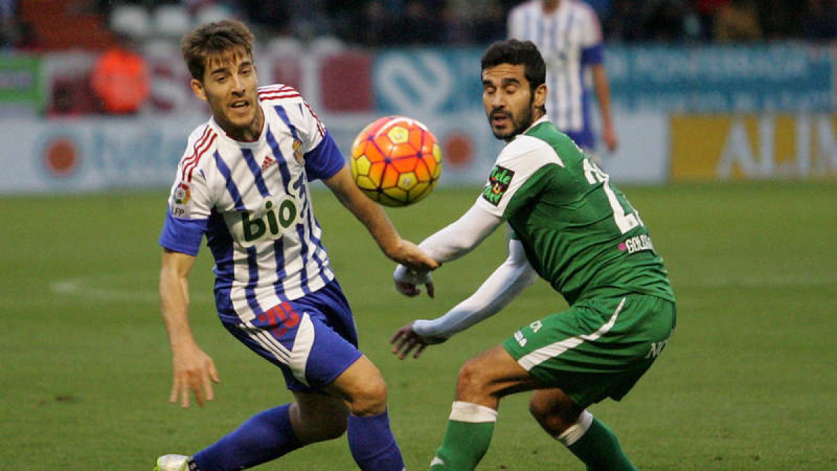 Álvaro Antón, izquierda, disputa un balón ante el Leganés. ANA F. BARREDO