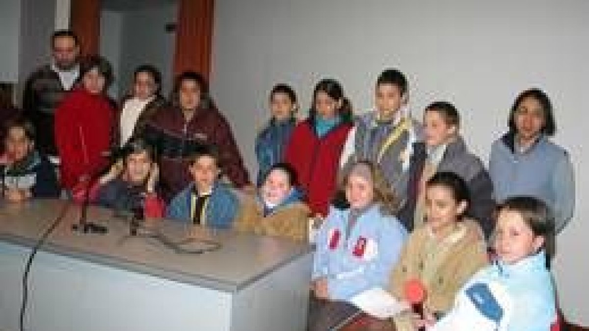 Los alumnos del taller de radio en una de sus primeras emisiones en directo