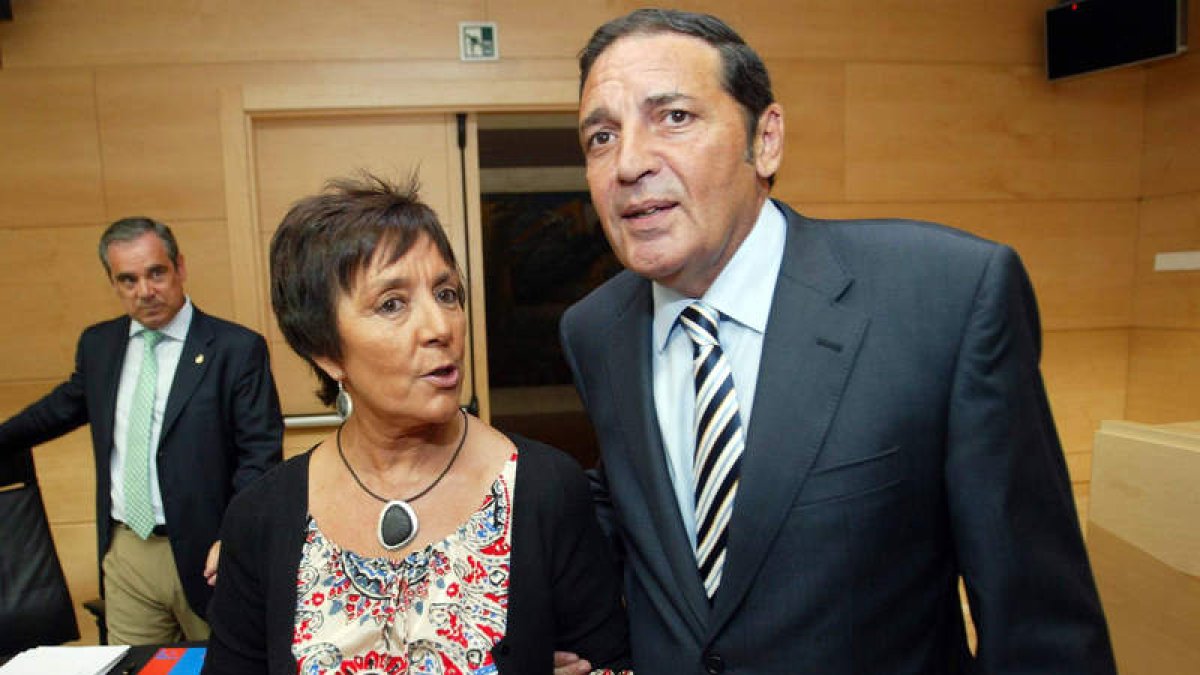 Mercedes Martín, secretaria de Sanidad del PSCyL, con el consejero de Sanidad, Antonio Sáez.