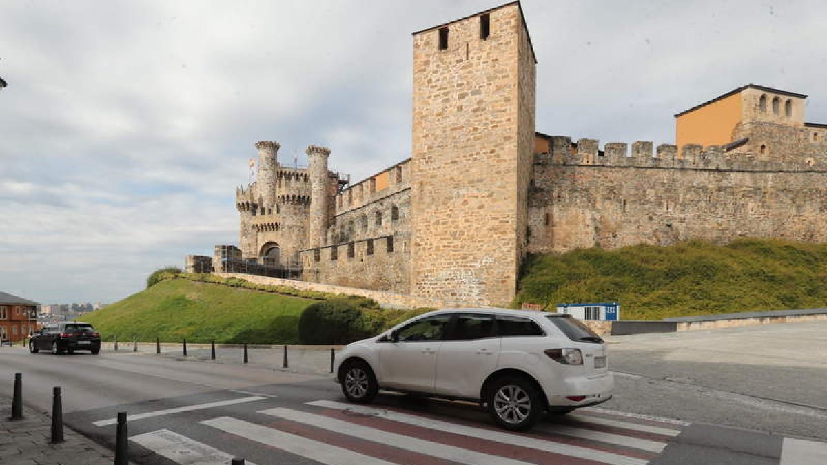 Acceso al casco antiguo por la calle Gil y Carrasco desde la avenida del Castillo. L. DE LA MATA