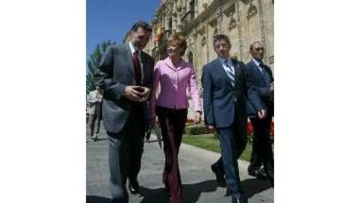 El subdelegado del Gobierno en Castilla y León, Miguel Alejo, Fernández de la Vega y el alcalde