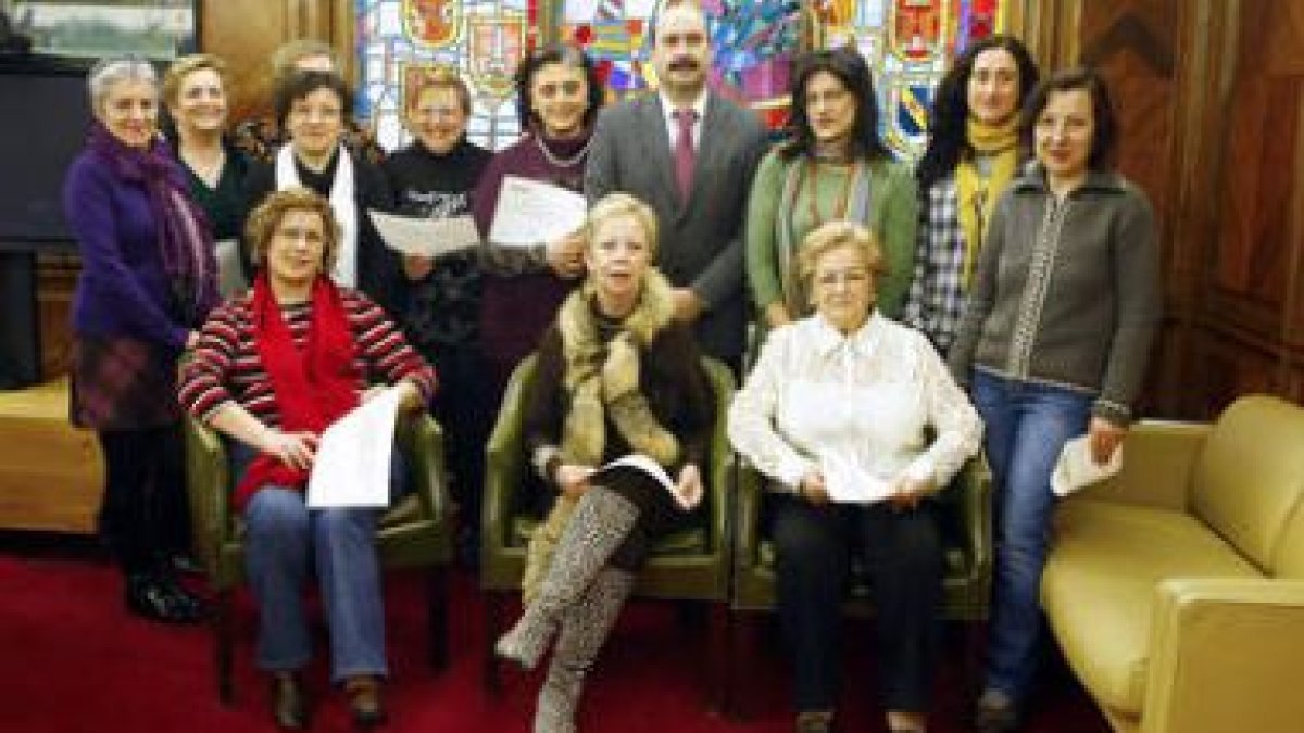 La concejala, con el grupo de mujeres y el director de la Obra Social de Caja España.
