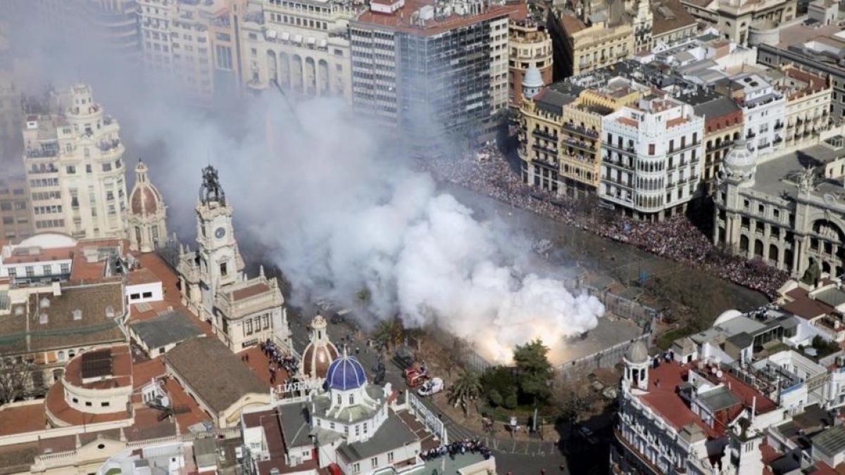 'Mascletà' de la plaza del Ayuntamiento de Valencia, este domingo.