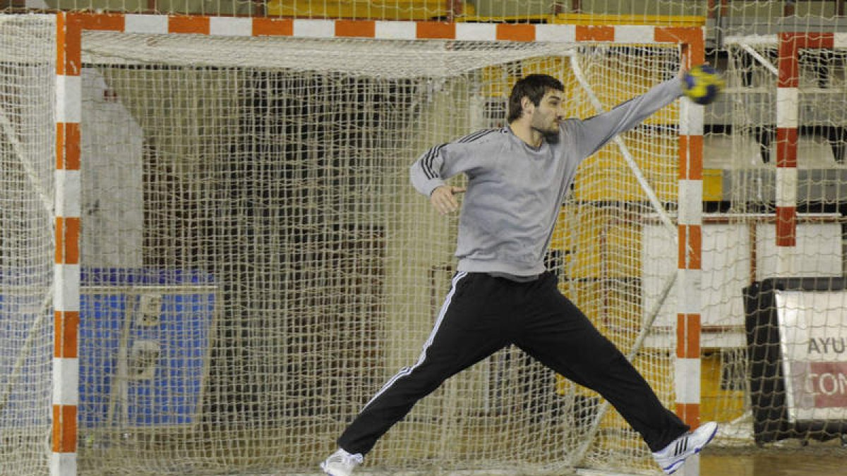 El ex del Ademar y portero del Veszprém, Mirko Alilovic, entrenó ayer con el equipo húngaro en el Palacio Municipal de Deportes.