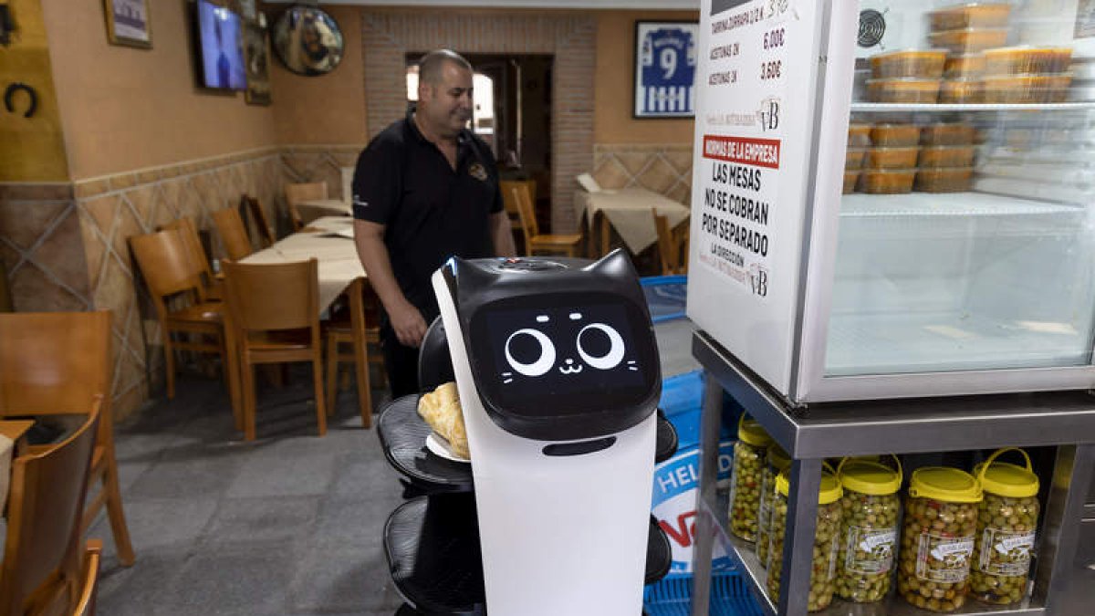 El robot camarero dispone de varias bandejas para llevar los servicios. DANIEL PÉREZ