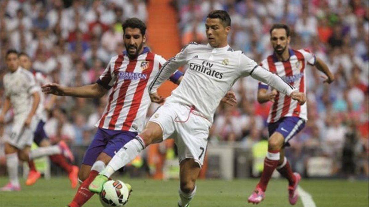 Raúl García, Ronaldo y Juanfran, durante un derbi en diciembre del 2014 en el Calderón.