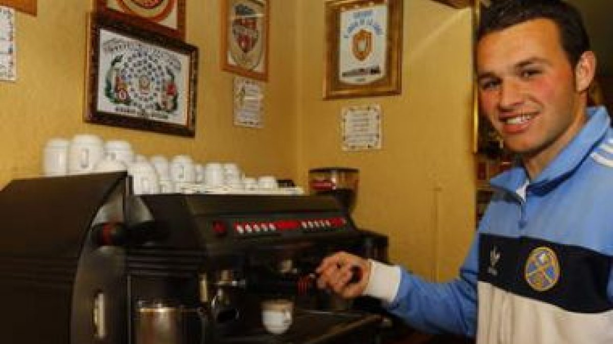 Diego Calzado prepara un café en el bar Miss, el negocio que regentan sus padres desde hace 27 años.