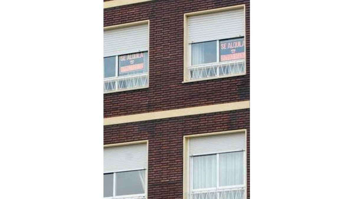 Un edificio con anuncios de alquiler de vivienda.