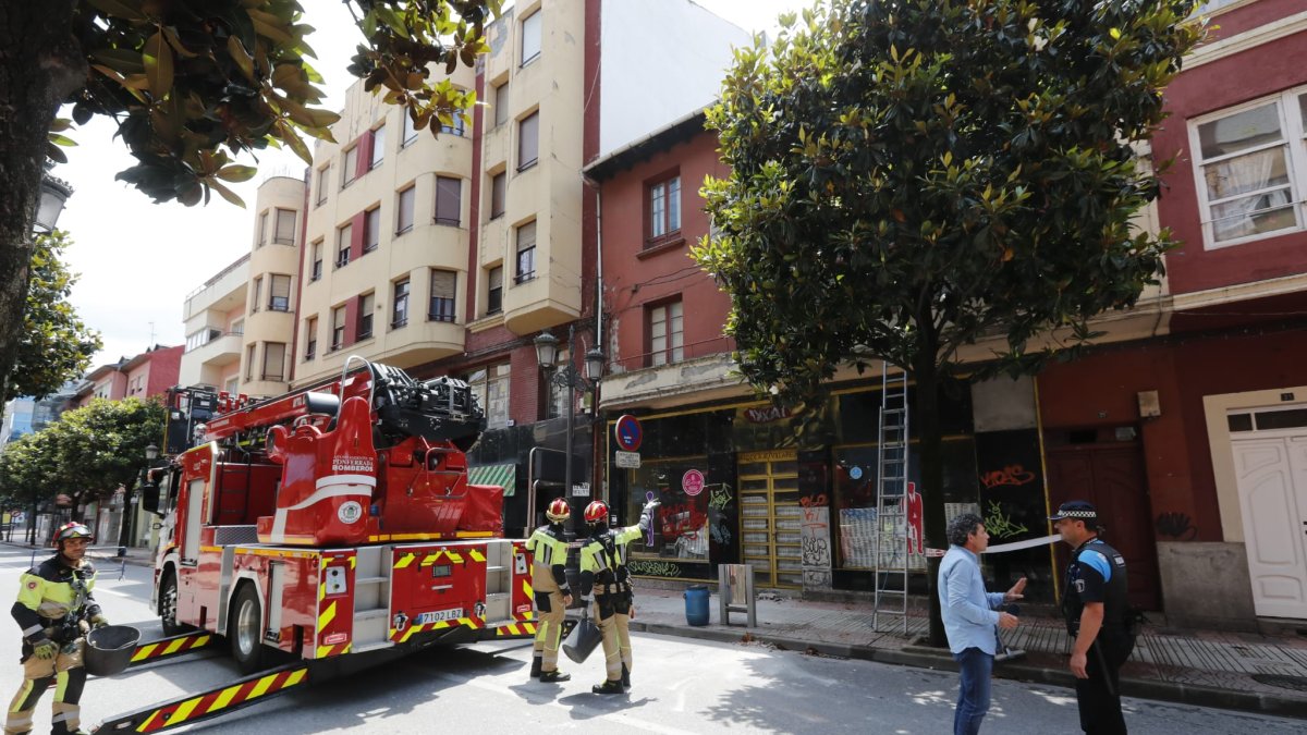 Zona del centro de Ponferrada acordonada tras el desprendimiento de cascotes. L DE LA MATA