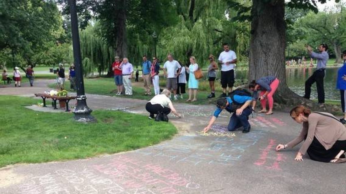 Homenaje espontáneo a Robin Williams en el Parque público de Boston, donde se rodó la escena de 'El indomable Will Hunting'.