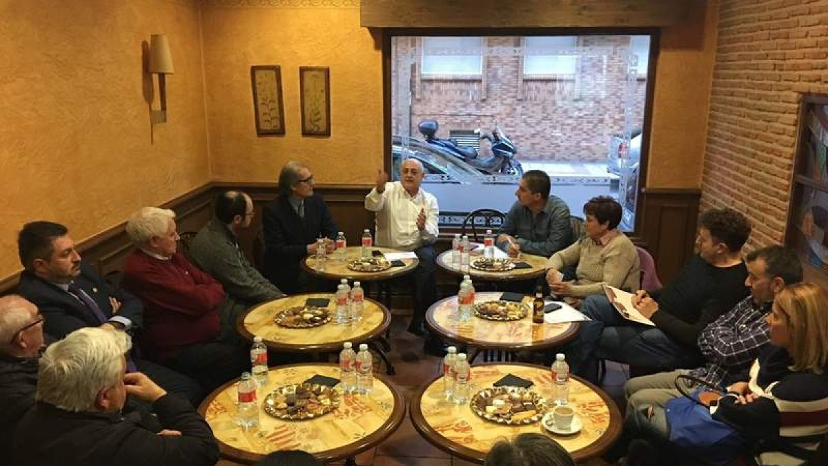 De frente, el presidente del PP en San Andrés, en la reunión con concejales y simpatizantes. DL