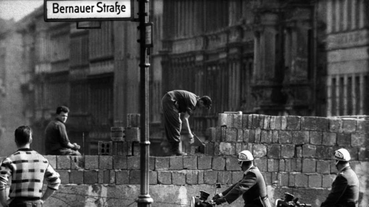 Fotografía de archivo de agosto de 1961 de la construcción del Muro de Berlín en la calle Bernauer de Alemania.