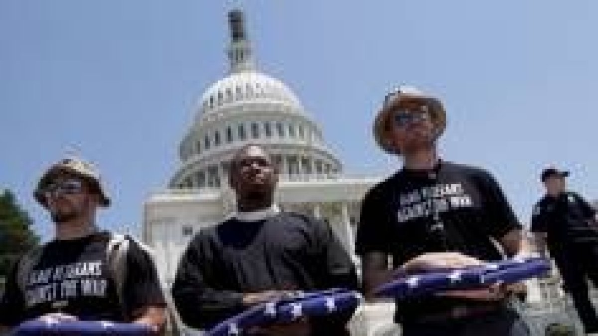 Veteranos de la guerra en Irak protestan delante del Capitolio