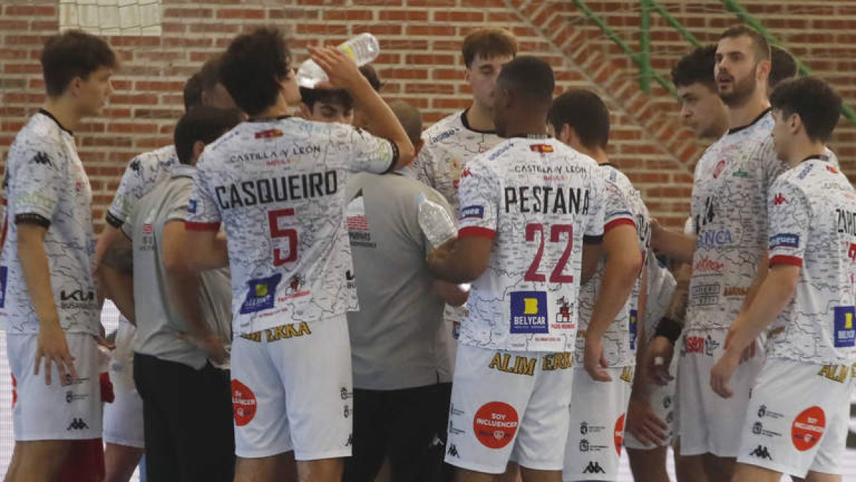 El Abanca Ademar recibe mañana al Puerto Sagunto. RAMIRO