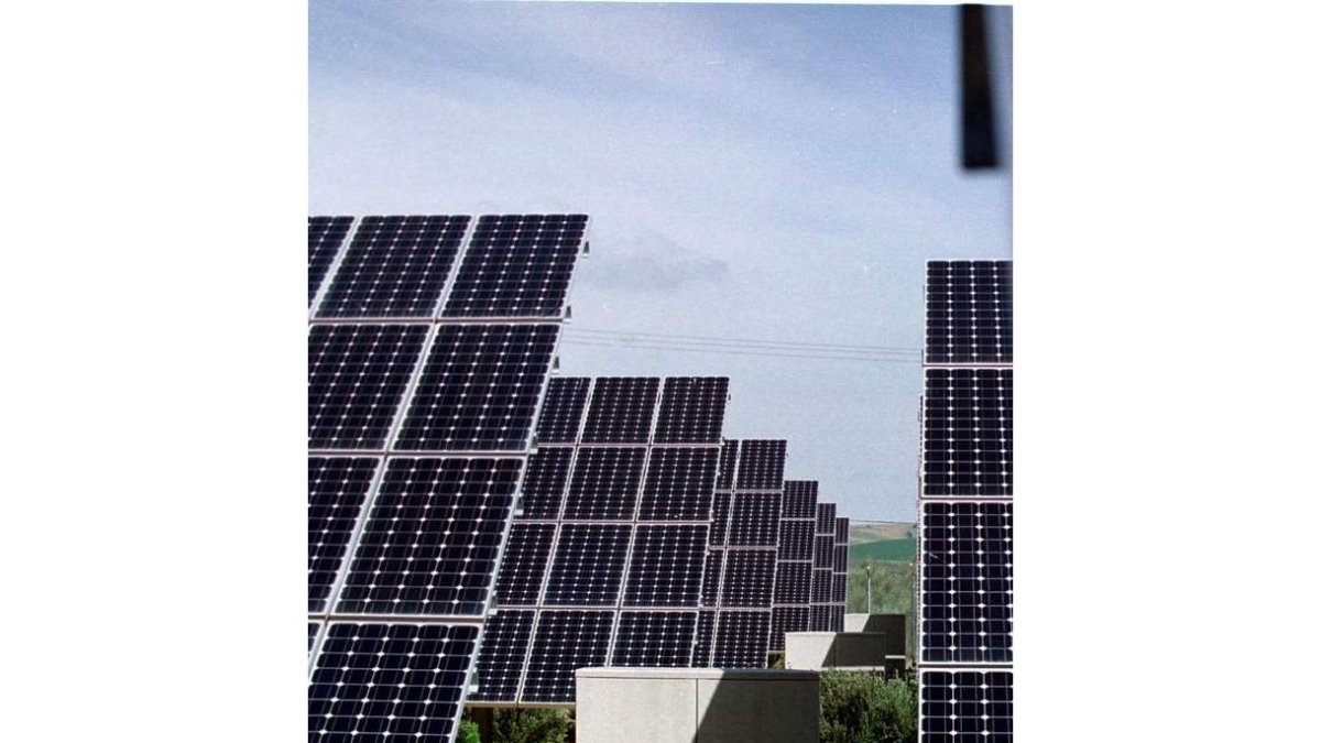 Placas solares en una central de energía alternativa. MONICA PATXOT