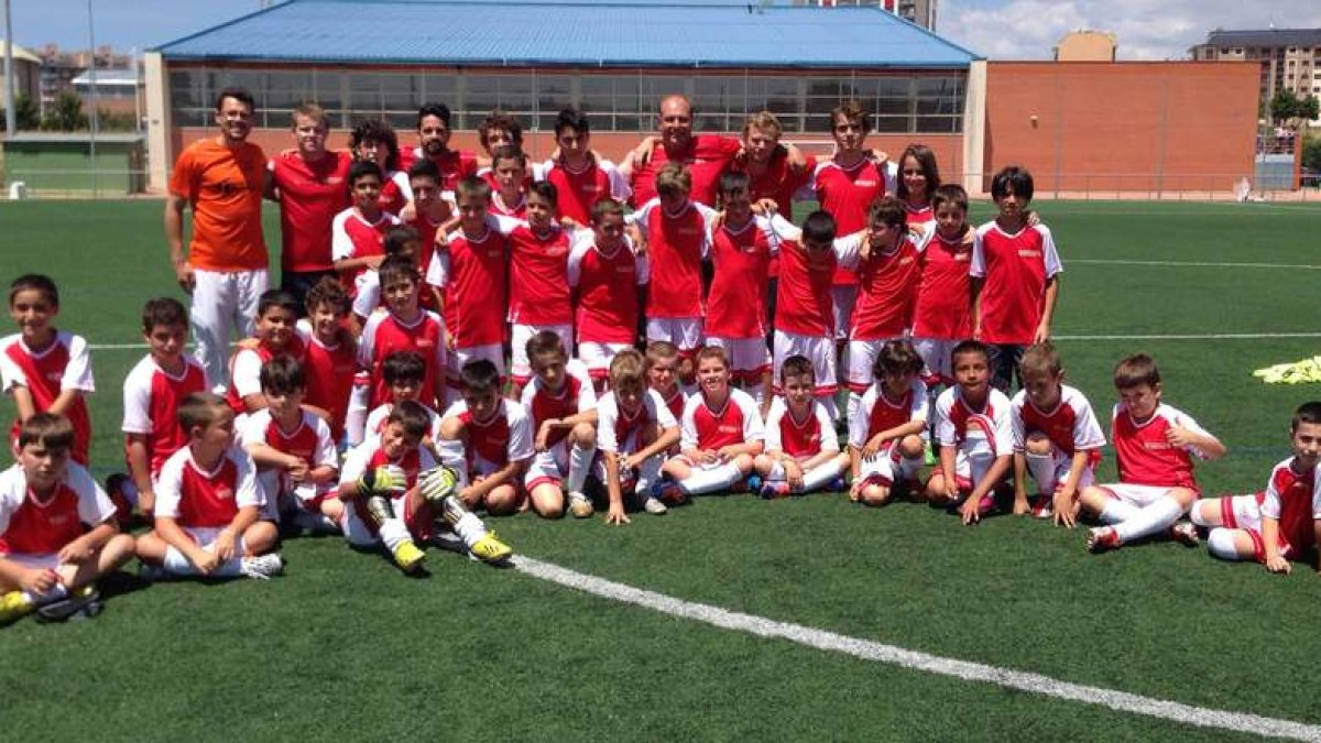 Imagen de familia de los niños y entrenadores del campus del Arsenal celebrado en León.