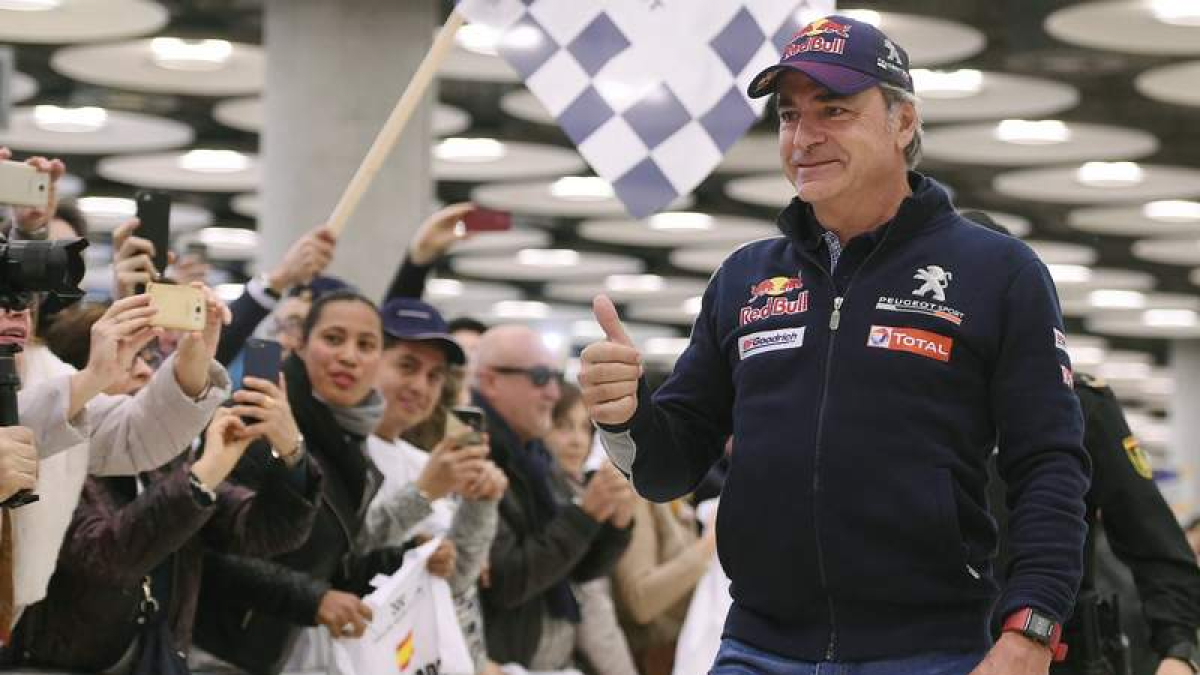 Carlos Sainz fue recibido en el aeropuerto de Madrid por más de un centenar de aficionados. VILLAR