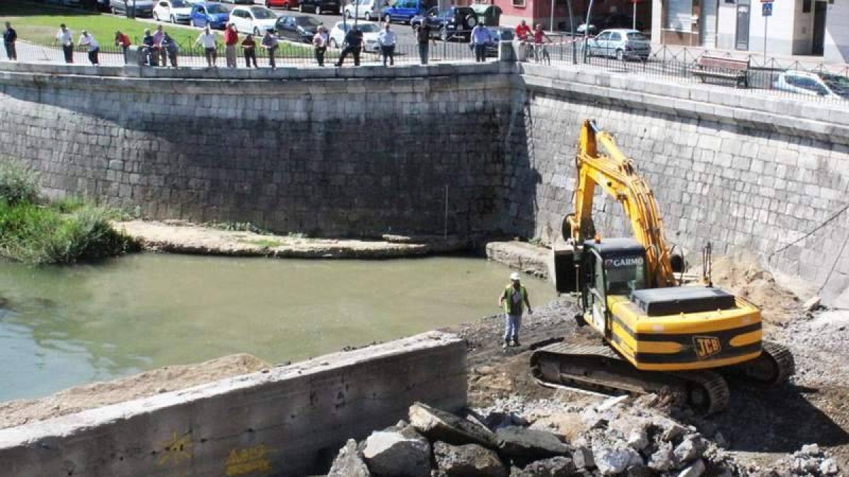Imagen desde el puente de San Marcos, ayer, con los primeros efectos del derribo del antiguo azud.