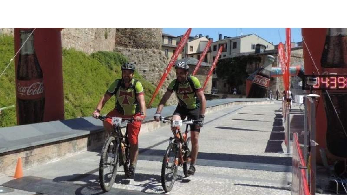 Dos competidores, a su llegada a la meta en el castillo. DL