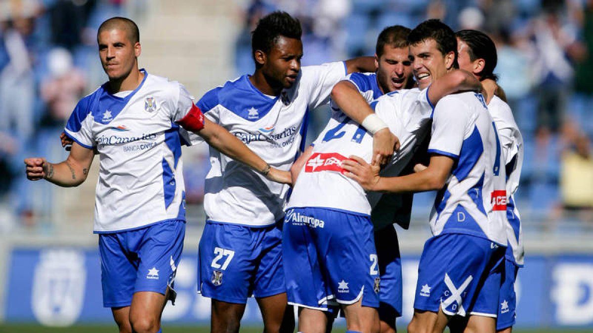 La plantilla del Tenerife tiene mucho respeto a la Deportiva. El primer encuentro enEl Toralín se presume duro.
