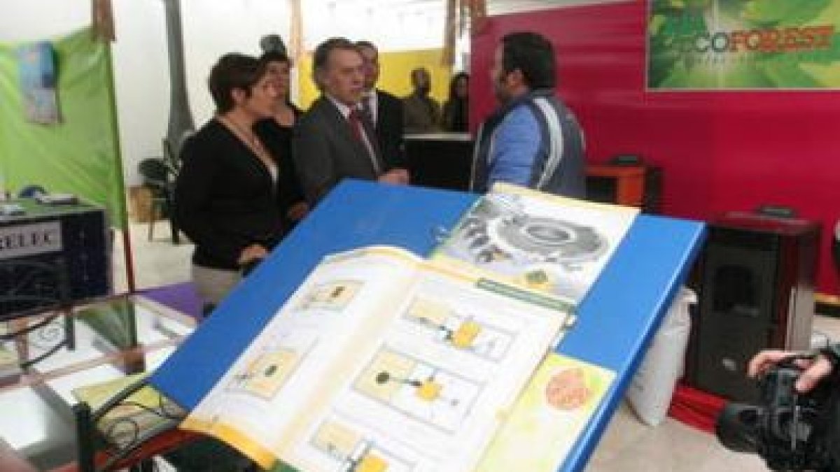 Carmen Morán, Belén Fernández, Francisco Álvarez y Benjamín Arias, en uno de los stands.