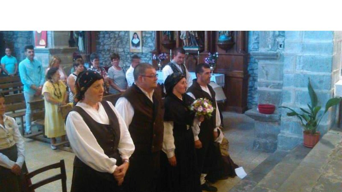 Los novios fueron ataviados con los trajes tradicionales de las bodas de antaño.