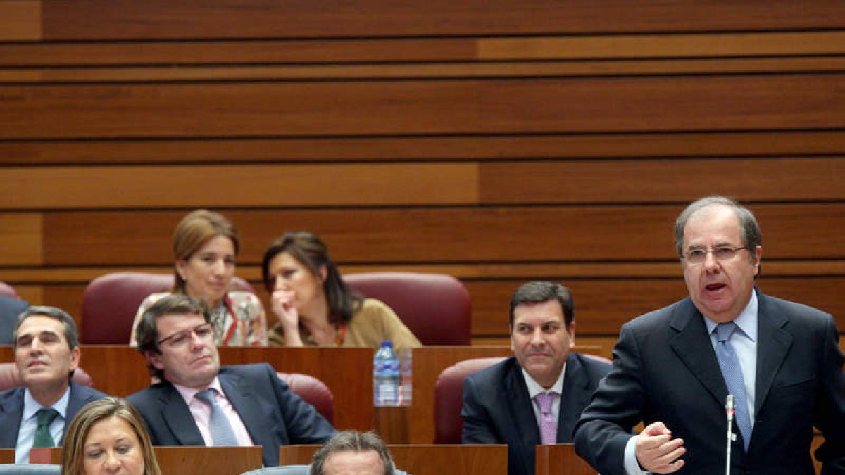 Herrera, respondiendo en el pleno de ayer a Ana Redondo, junto a Del Olmo y De Santiago-Juárez.
