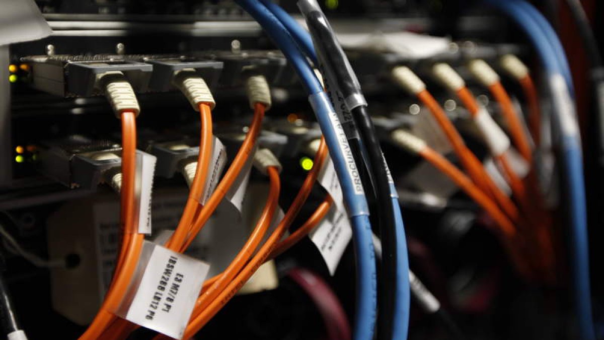 La inversión permite llevar nuevas infraestructuras digitales a hogares y empresas. JESÚS F. SALVADORES