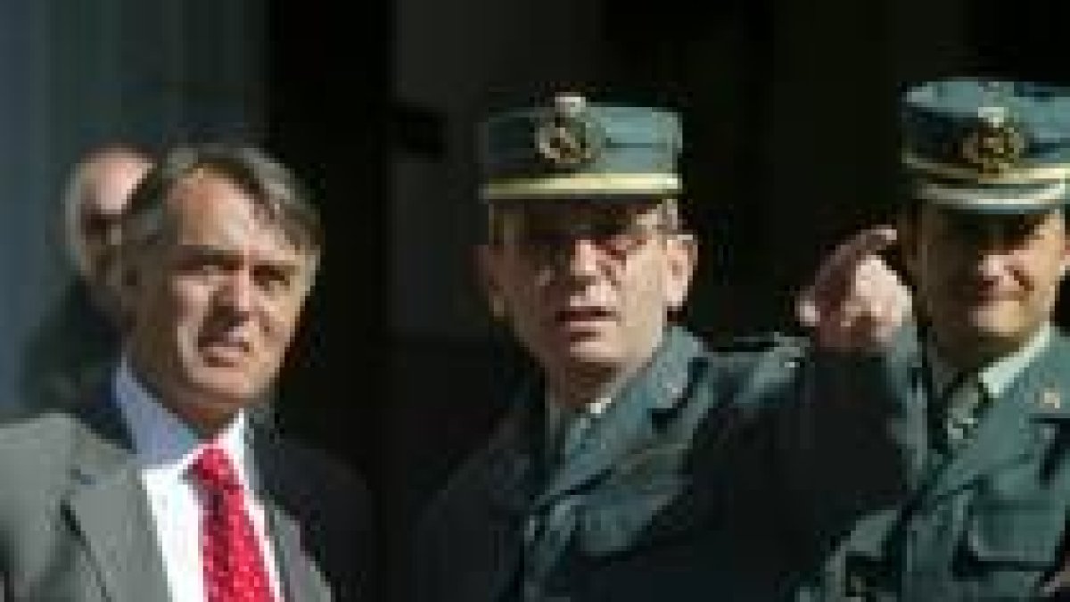 El teniente coronel Feliz Cadenas, ayer con el subdelegado del Gobierno en León