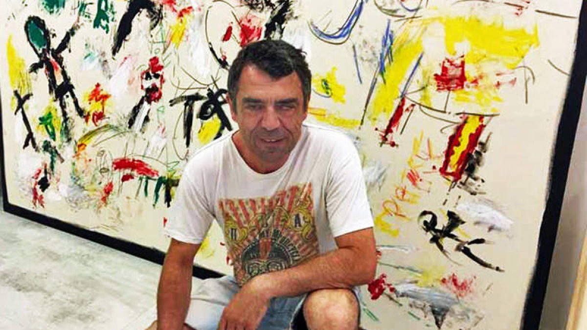 Foto del artista leonés David Colinas ante una de sus obras. MARGA CARNERO