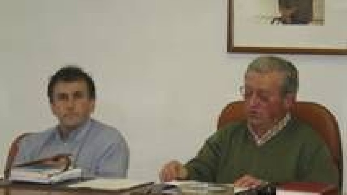 Cándido González, alcalde de Crémenes, a la derecha