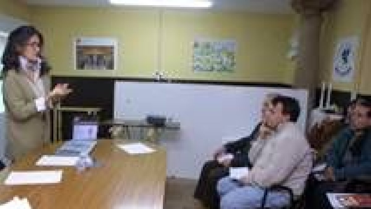 Hospitaleros y miembros de las asociaciones, entre otros, en el transcurso de su primera clase