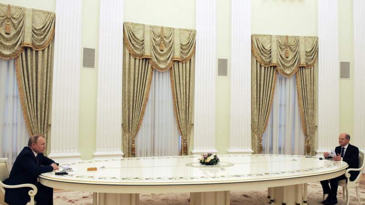 Imagen de Putin en la mesa con el canciller alemán. KREMLIN POOL