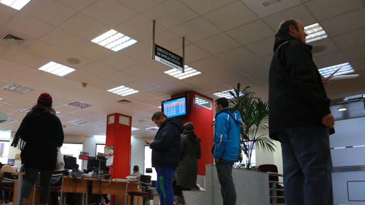 Oficina de empleo. Parados de larga duración. Colas de personas en busca de trabajo. León . 16 - enero -2015. Secundino Pérez