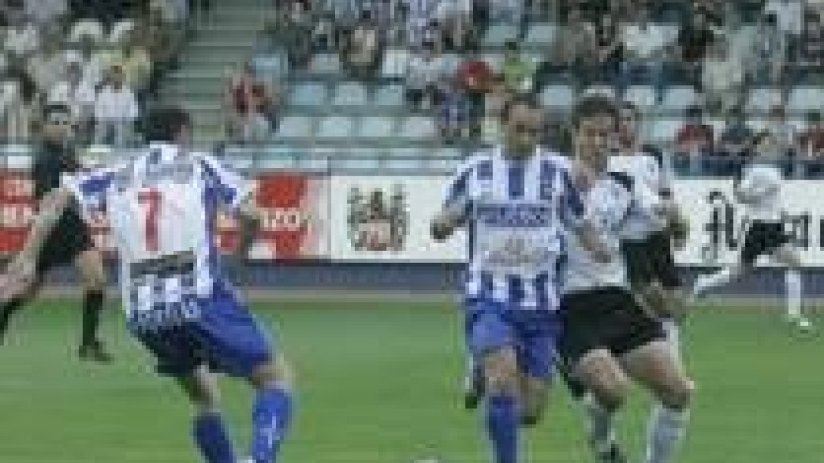 Fran y Carletes combinan durante el encuentro de ayer en El Toralín