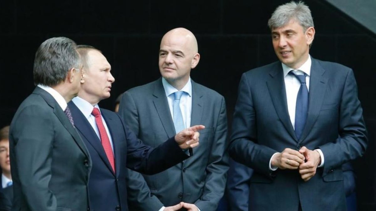 Serguéi Galitsky (derecha), con Vladimir Putin y el presidente de la FIFA, Gianni Infantino.