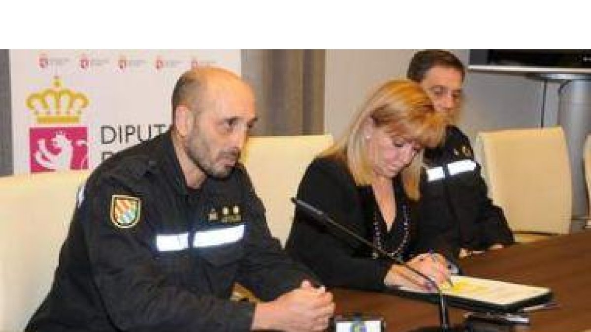 El teniente coronel jefe del BIEM V de la UME, Sánchez Artiles, y la presidenta de la Diputación, Is
