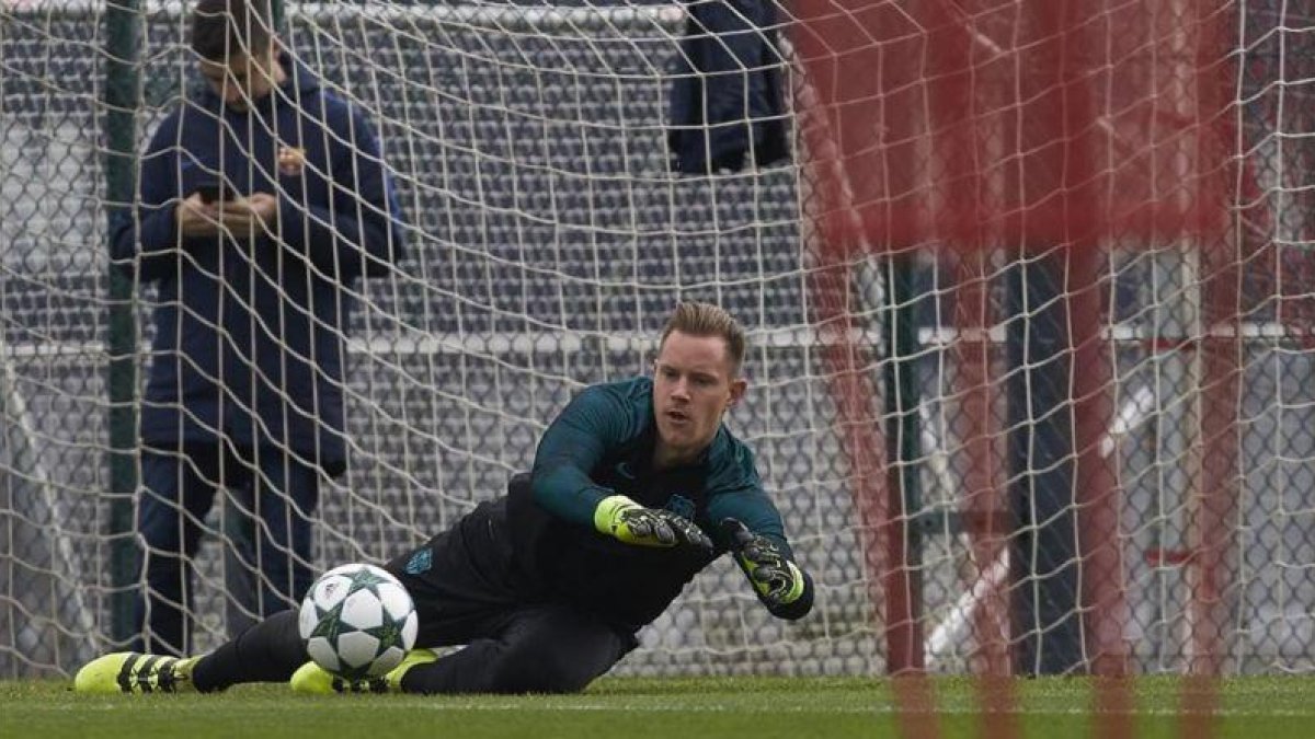 Ter Stegen, en el último entrenamiento del Barcelona antes del duelo con el Borussia.