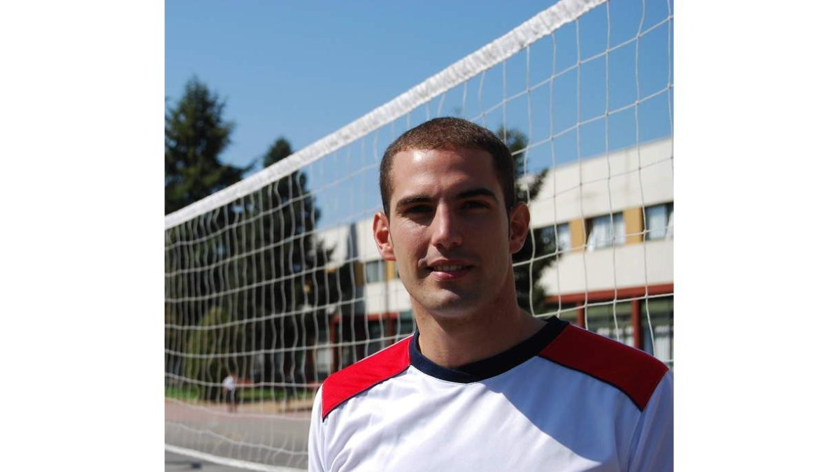 Fernando García, entrenador del equipo de voleibol.