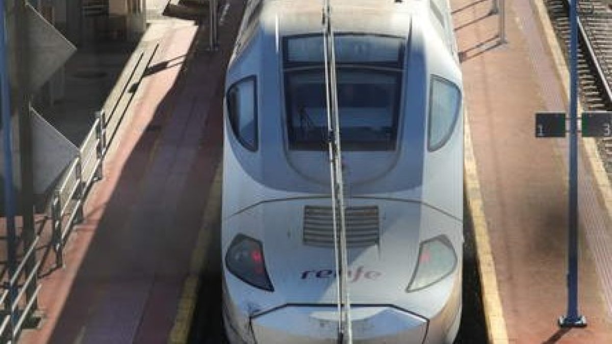 Un tren Alvia circulando por la estación de Bembibre en sentido hacia Ponferrada. L. DE LA MATA